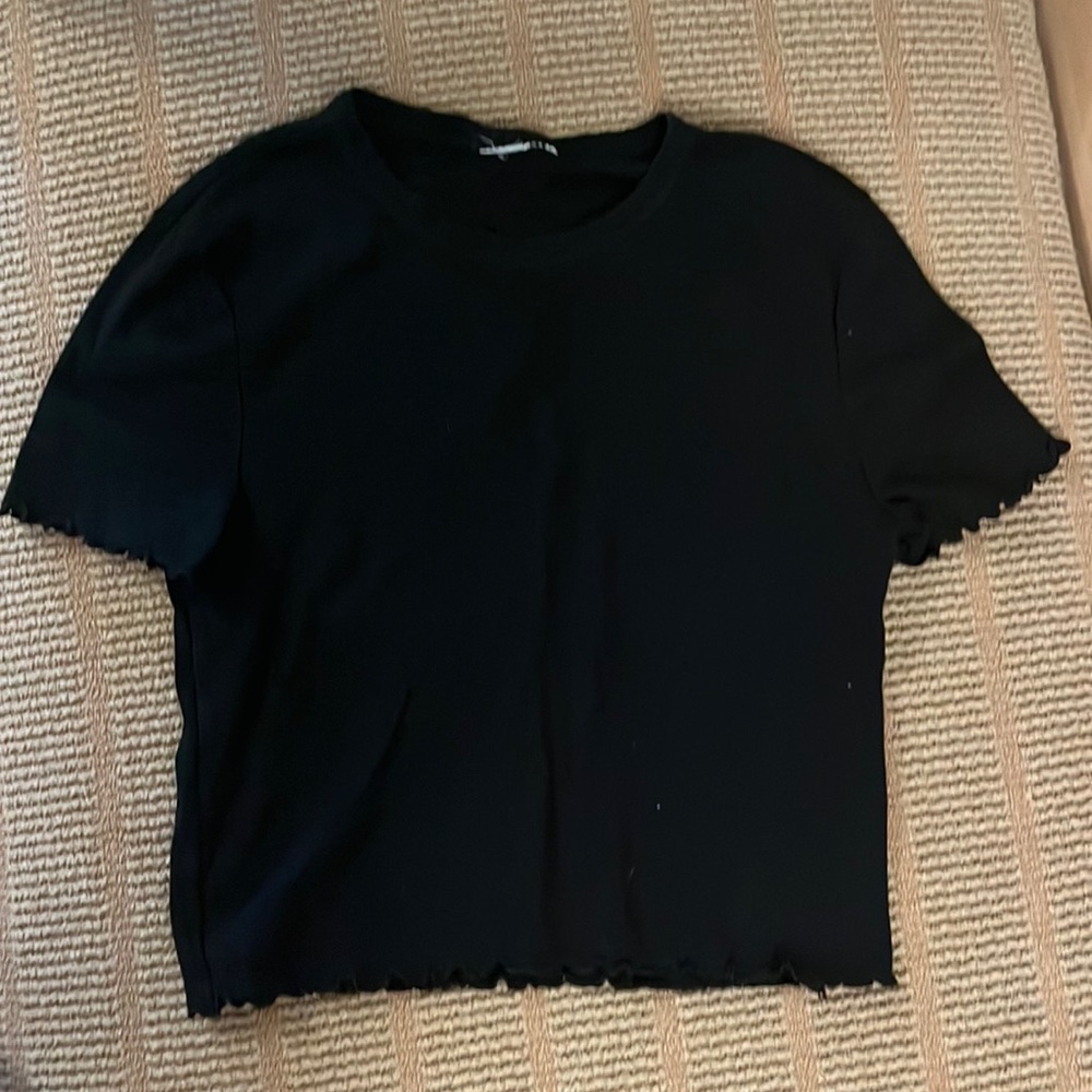 Black lettuce trim cropped tee